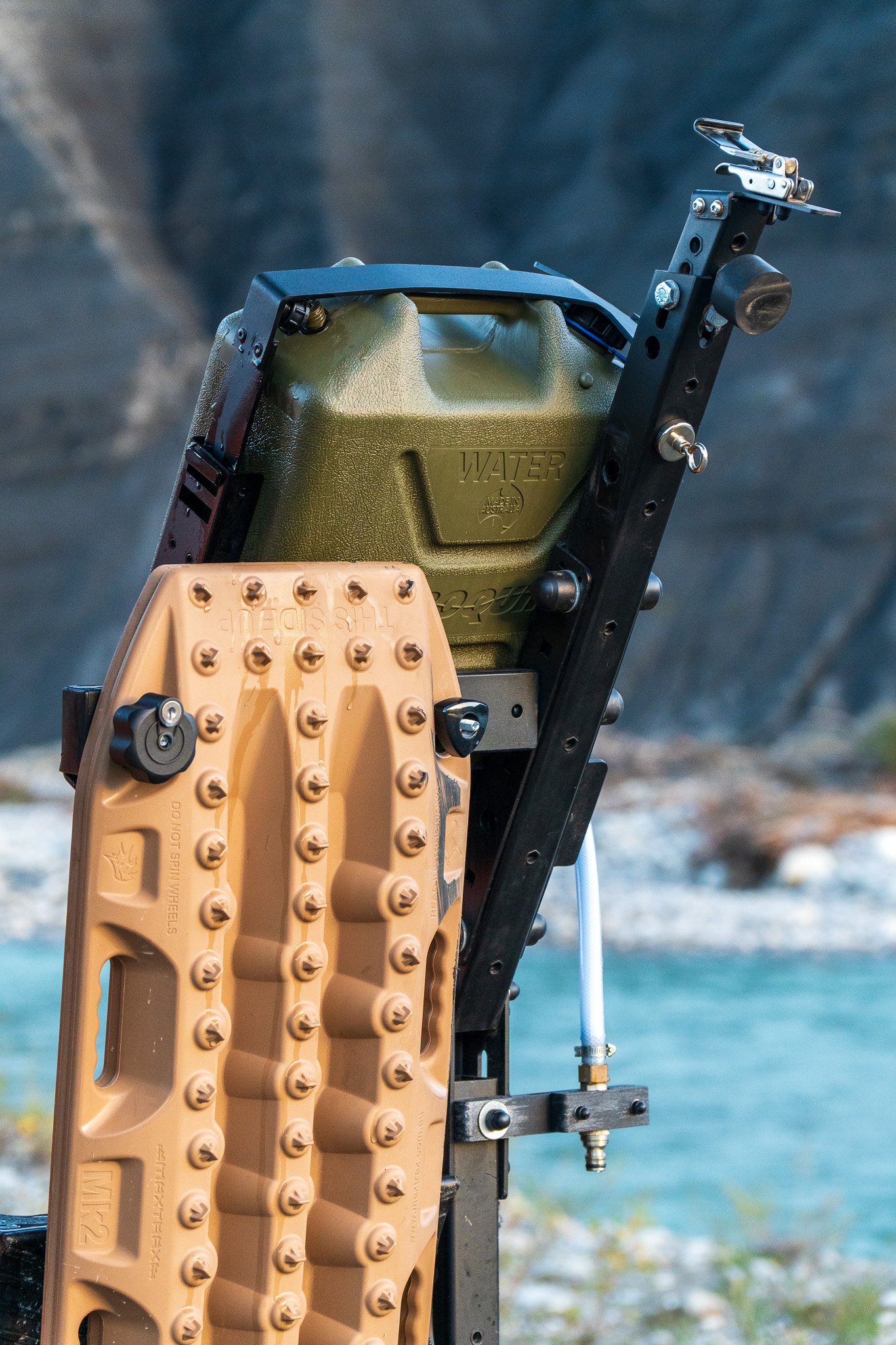 Detailansicht eines SKEP Gear Carrier mit Outdoor-Zubehör in den Alpen