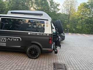 VW Van mit montiertem Gear Carrier auf einem Werkstatthof